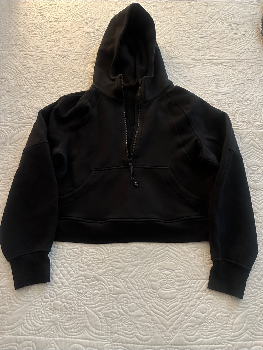 Woman’s Lululemon scuba jogger set